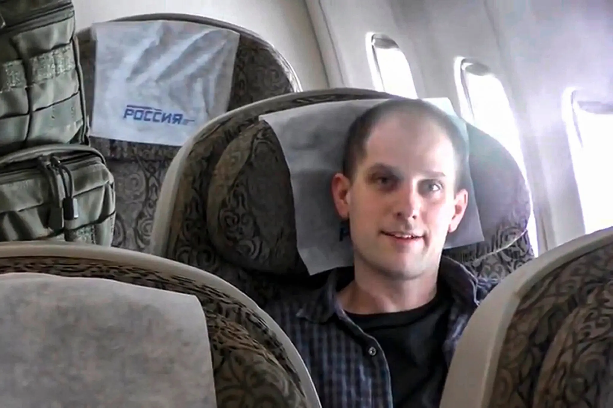 Пан Гершкович у літаку, який вилітає з Росії, на фото з відеозапису ФСБ Росії.